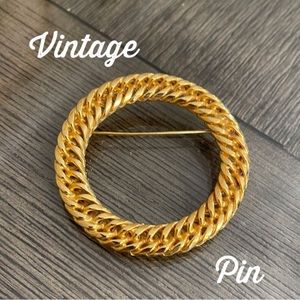 Vintage Round Circle Pin Made of Chain Link, Gold-tone Metal